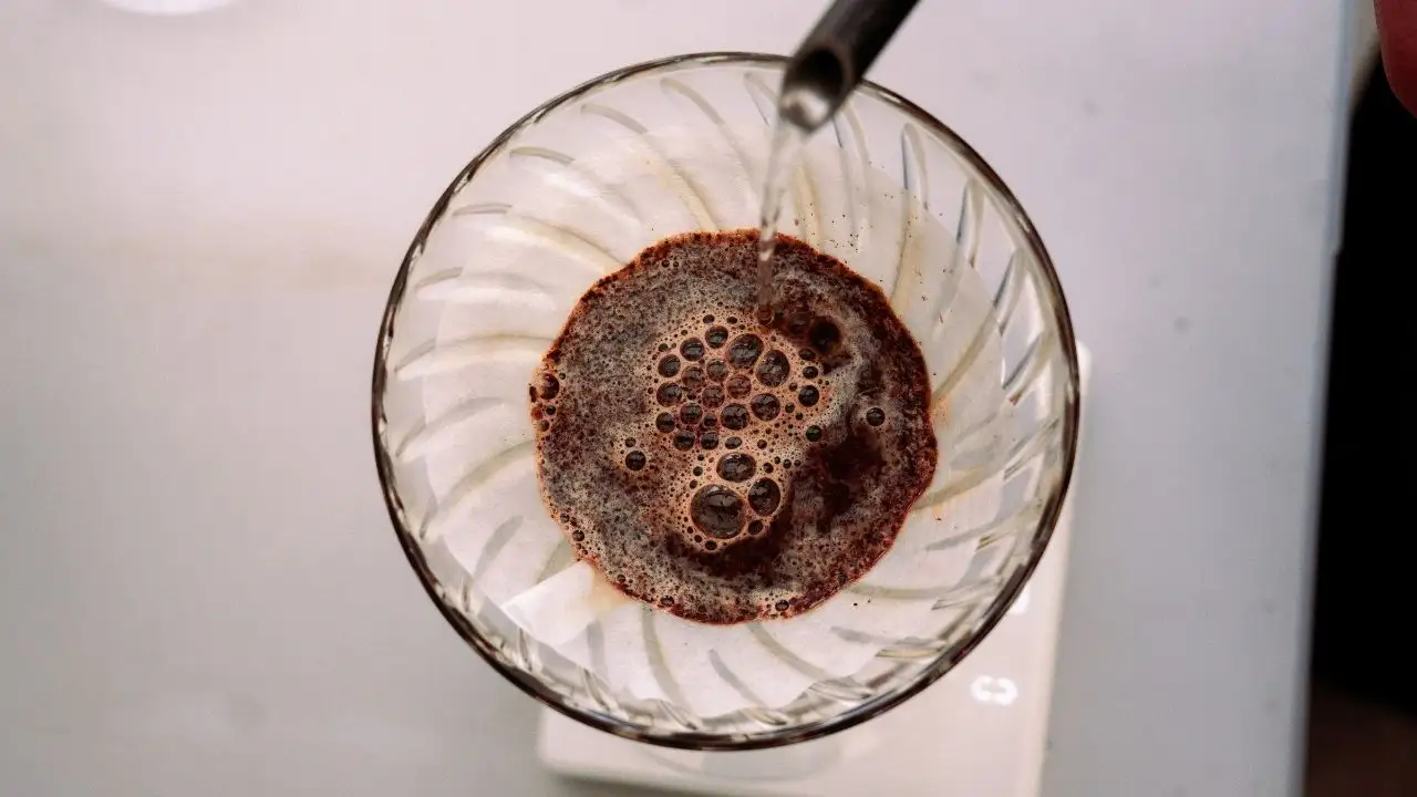 Pour-over coffee brewing process highlighting roast extraction differences between dark, medium, and light roast coffee.