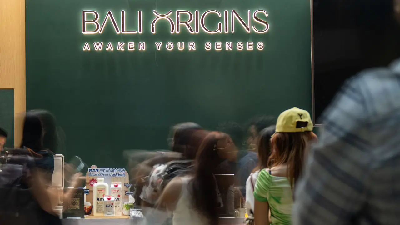Visitors gathering at the Bali Origins booth during its first international public debut at World of Coffee Bangkok showcasing Indonesian coffee to global audiences.